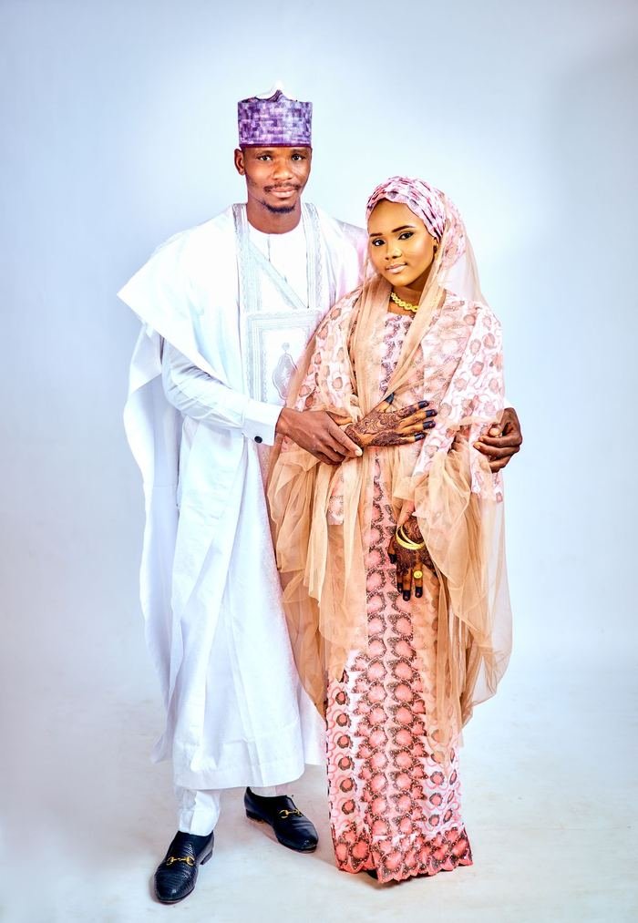Un couple en tenues de mariage traditionnelles