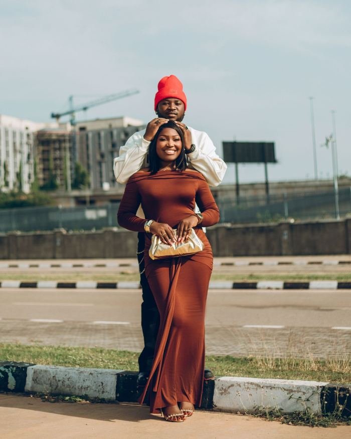 Un couple souriant enlacé en ville